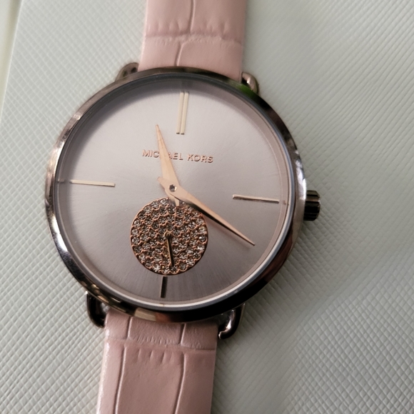 Pink Michael Kors time piece - Picture 3 of 5